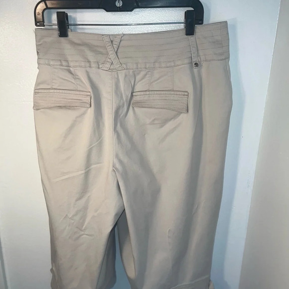 Venezia 16, tan flared Bermuda shorts. cuffed hem w/ belt zipper hook ,button - Picture 5 of 9